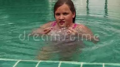女孩在酒店游泳池里<strong>玩水</strong>。 孩子们在户外<strong>玩水</strong>